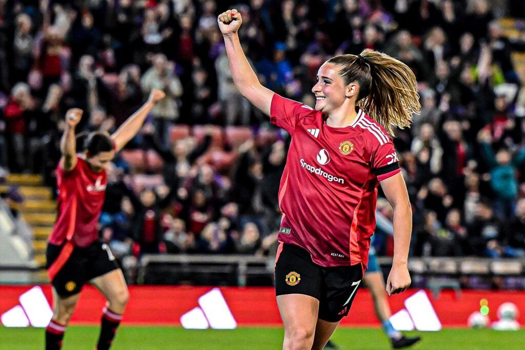 Ella Toone sella el pase a semifinales. La jugadora celebra el tercer gol del Manchester United.
