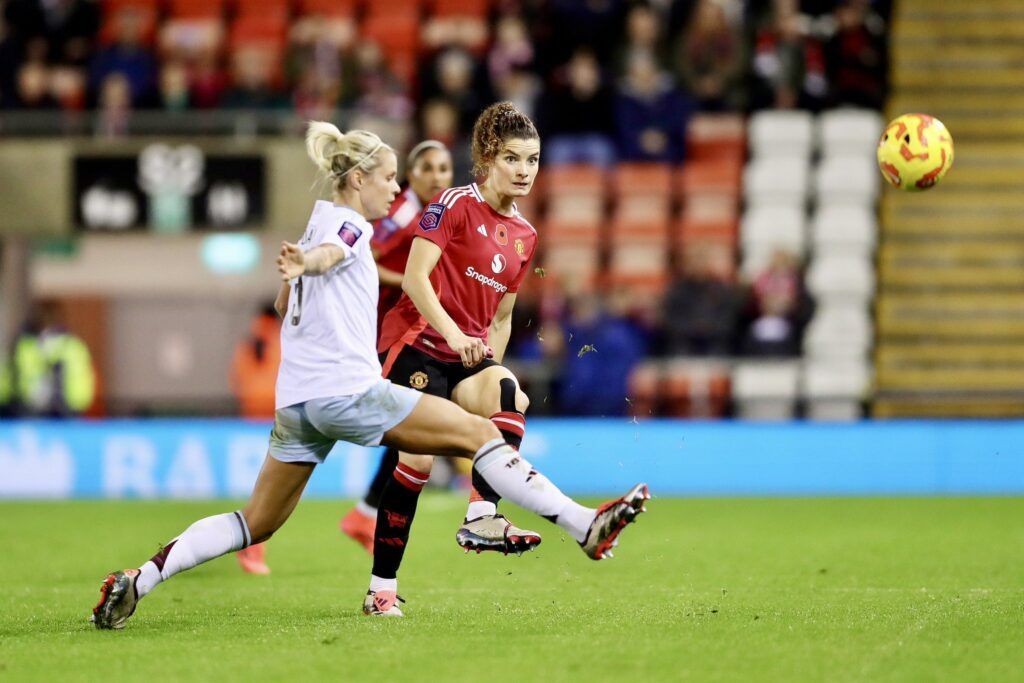 Trabajado empate del Villa contra el United. Rachel Daly trata de irse con el balón frente a Dominique Janssen.