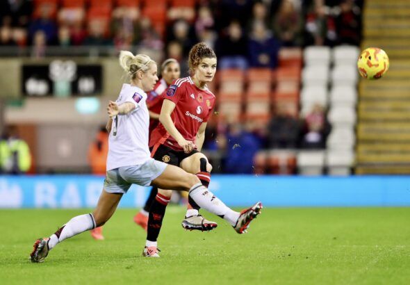 Trabajado empate del Villa contra el United. Rachel Daly trata de irse con el balón frente a Dominique Janssen.