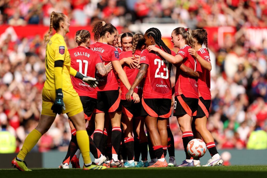 El United se lleva los primeros tres puntos de la temporada. Las jugadoras del United se abrazan tras el tercer gol de Grace Clinton.