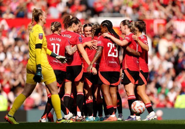 El United se lleva los primeros tres puntos de la temporada. Las jugadoras del United se abrazan tras el tercer gol de Grace Clinton.