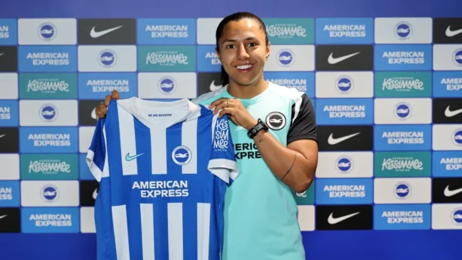 Nnadozíe y Vanegas suman talento internacional al Brighton. La colombiana posa con su nueva camiseta.