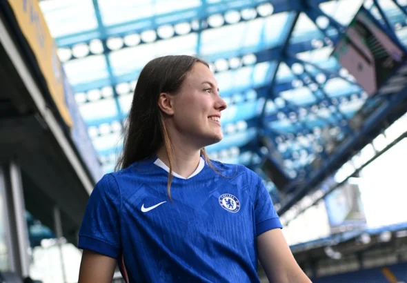 Mara Alber ficha por las blues. La delantera posa en la que ya es su nueva casa, Stamford Bridge.