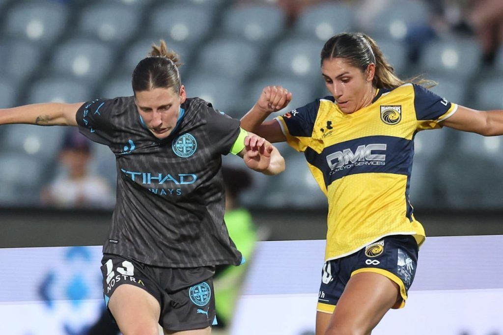 Stott devuelve al City a lo más alto (A-League: jornada 8). La capitana del City pugna por el balón con una rival.