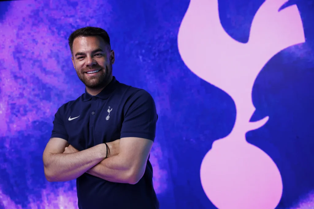 Martin Ho vuelve a la WSL El técnico inglés posa con el gallo del escudo de su nuevo equipo.