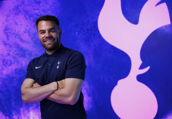 Martin Ho vuelve a la WSL El técnico inglés posa con el gallo del escudo de su nuevo equipo.