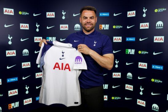 Martin Ho vuelve a la WSL. El nuevo entrenador de las spurs posa con la camiseta del equipo.
