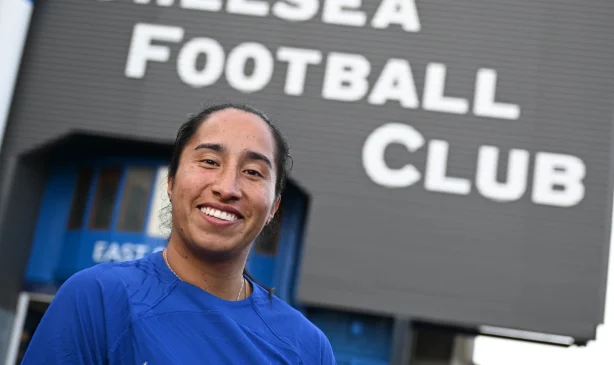 Mayra Ramírez hace historia fichando por el Chelsea. La jugadora posa con Stamford Bridge de fondo.
