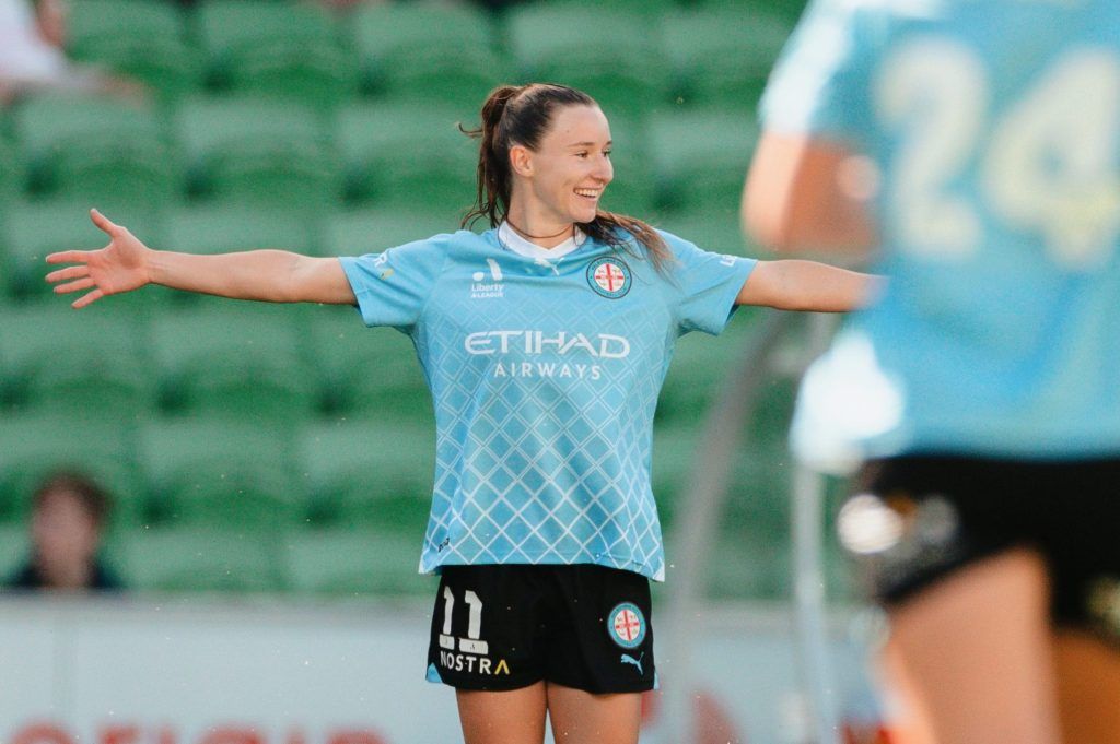Ekic pone al City más líder (A-League: jornada 9). La jugadora abre los brazos celebrando el gol del triunfo en el derby de Melbourne.