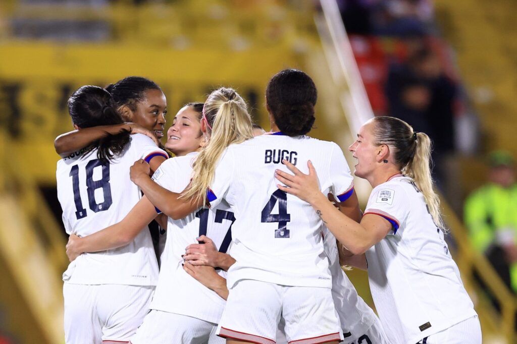 Dramática victoria para el pase a cuartos de Estados Unidos. Las jugadoras estadounidenses se abrazan tras el tanto de la victoria.