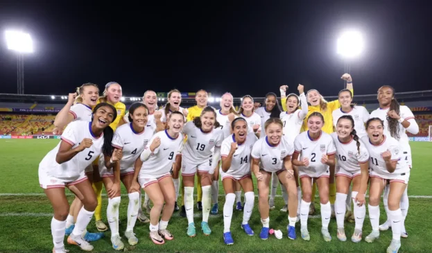 Dramática victoria para el pase a cuartos de Estados Unidos. Las jugadoras estadounidenses celebran el triunfo tras el partido.