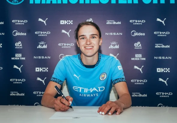 Miedema, el gran fichaje del City. La jugadora posa sonriente mientras firma su contrato con su nuevo equipo.