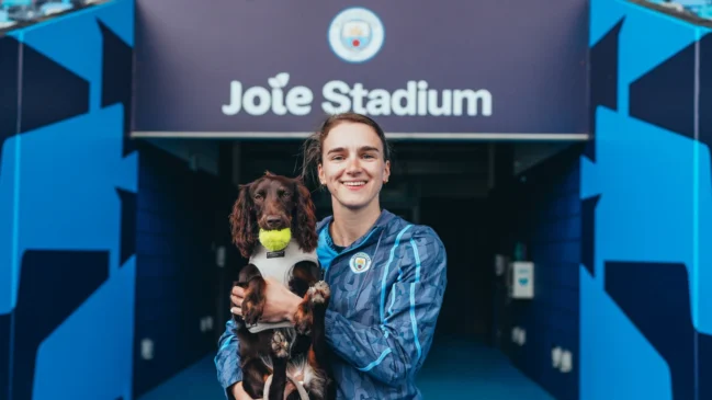 Miedema, el gran fichaje del City. La jugadora posa con su perra a la salida de vestuarios del Joie Stadium, su nueva casa.