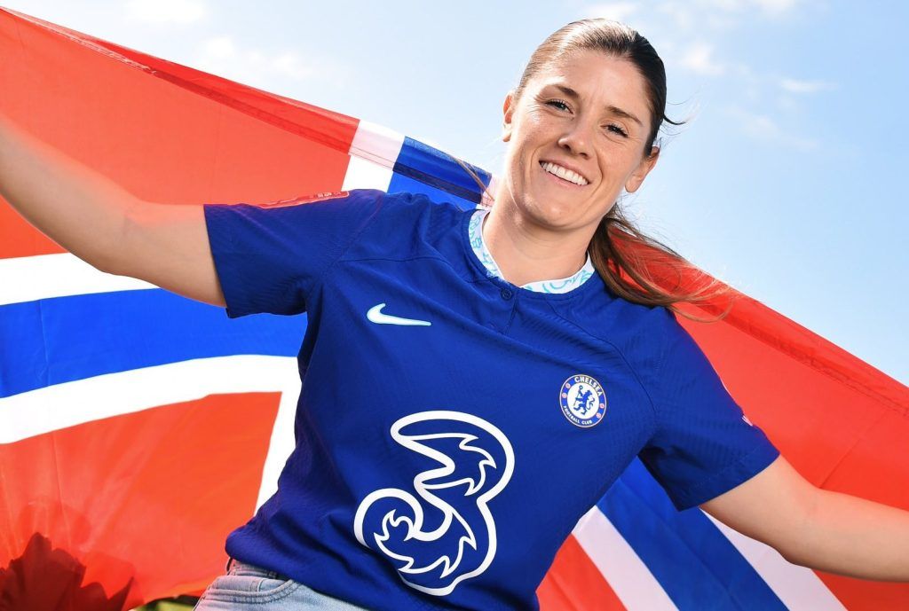 Mjelde renueva con las blues. La jugadora posa con la camiseta del equipo sosteniendo la bandera noruega.