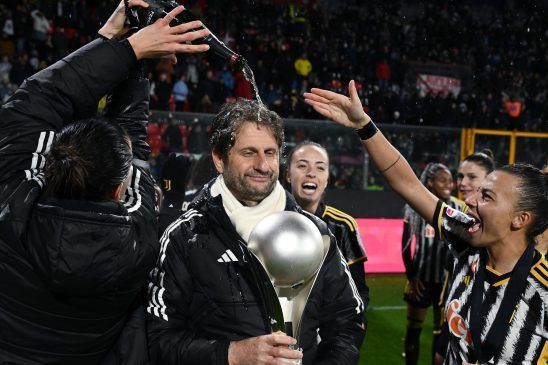 La Juve despide a Montemurro. El técnico, celebrando con sus jugadoras uno de los últimos conseguidos por la Juventus.