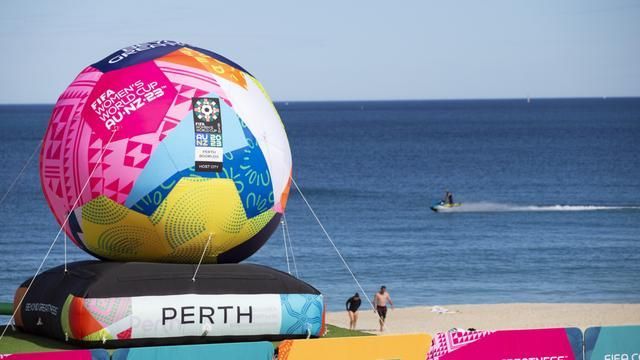 La FIFA garantiza dinero en metálico para las jugadoras este mundial. Imagen promocional del mundial en las playas de Perth, una de las sedes.
