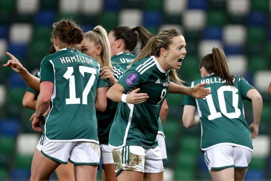 Sin sorpresas en la segunda ronda (Playoffs UWNL: Vuelta). Simone Magill celebra el gol de la permanencia para Irlanda del Norte.