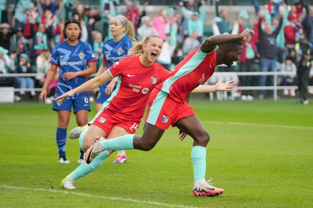 Temwa Chawinga mete a las Current en semifinales. Claire Hutton persigue a la autora del gol en su celebración.