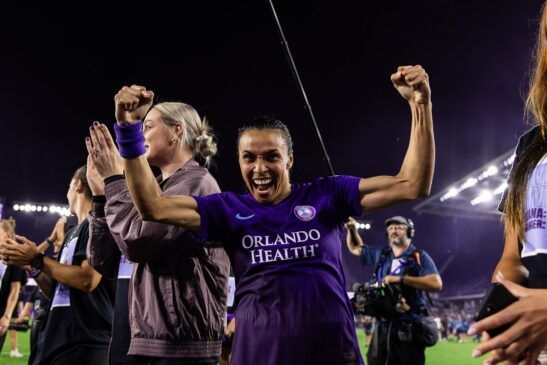 Banda y Marta sellan el pase a semis. A rainha celebra el pase a las semifinales tras el partido.