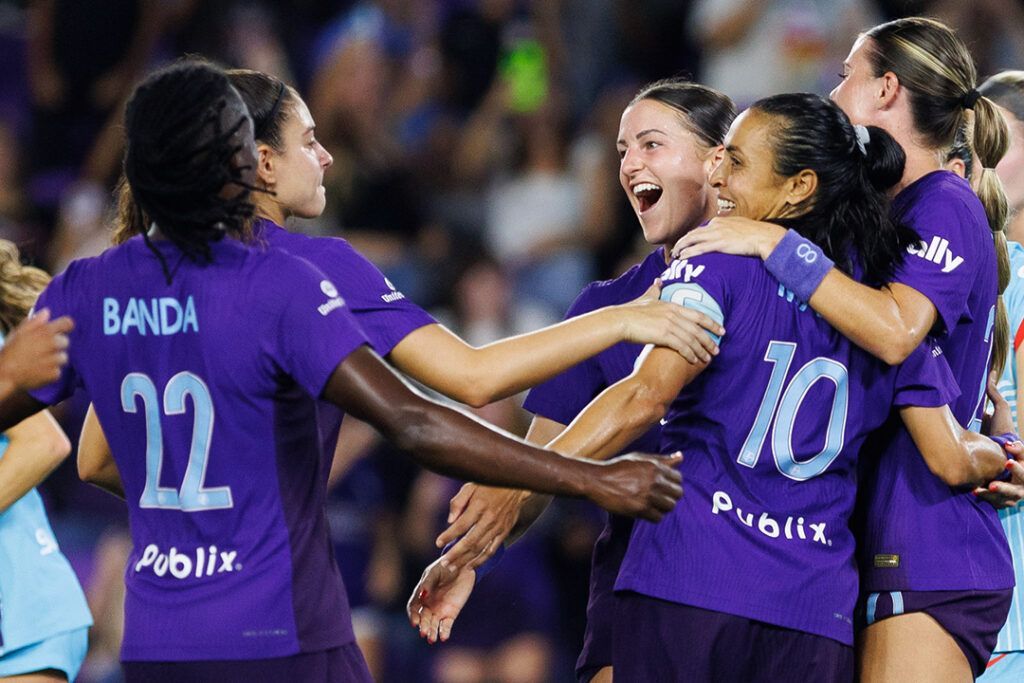 Banda y Marta sellan el pase a semis. Las jugadoras del Orlando Pride abrazan a la estrella brasileña tras anotar el cuarto gol de la noche.