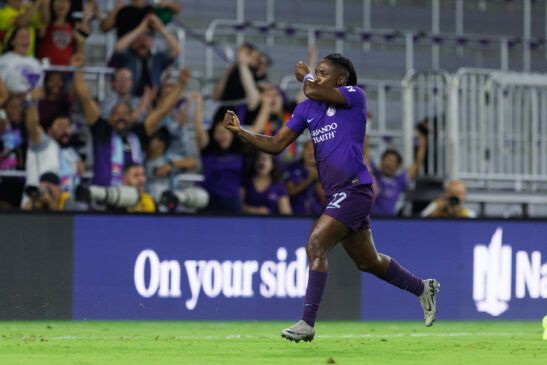 Banda y Marta sellan el pase a semis. La delantera africana se besa el interior de la muñeca izquierda mientras celebra uno de sus dos goles.