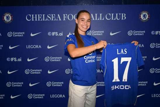 El Chelsea apuesta por las Young Lionesses y ficha a Nas mientras Shooter firma como profesional.