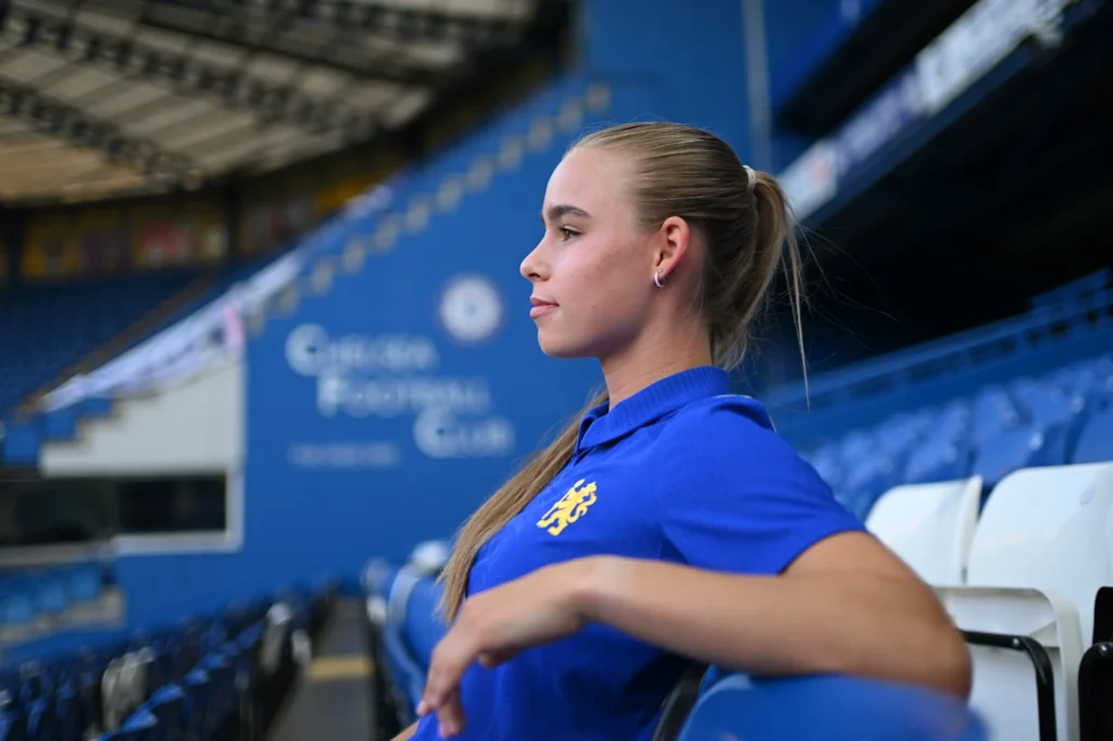 El Chelsea apuesta por las Young Lionesses y ficha a Nas mientras Shooter firma como profesional.