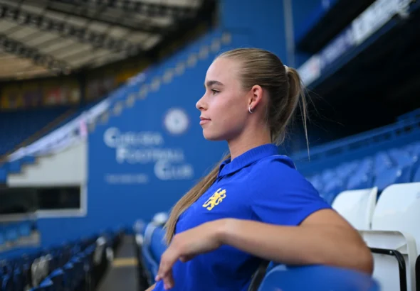 El Chelsea apuesta por las Young Lionesses y ficha a Nas mientras Shooter firma como profesional.