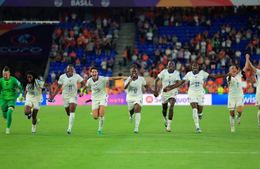 Las Bleues avanzan hacia los cuartos de final. Las jugadoras francesas celebran el pase de ronda.