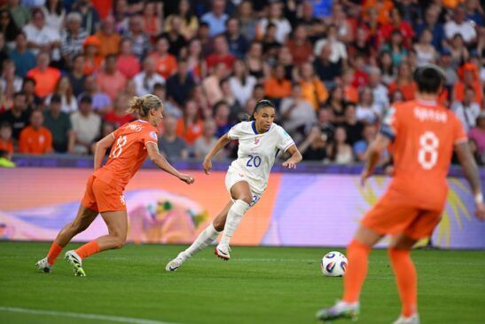 Las Bleues avanzan hacia los cuartos de final. Delphine Cascarino se lleva el balón ante Kerstin Casparij.