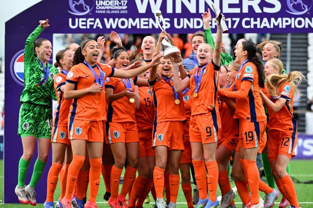 Las oranje hacen historia. Las sub 17 de Países Bajos celebran alzando el título en lo más alto del podio.