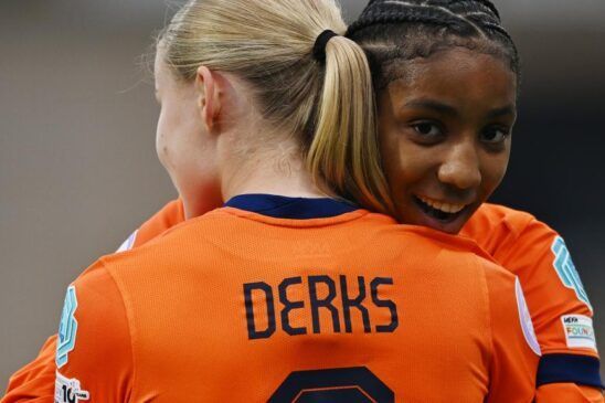 Países Bajos logra el pase a semifinales. Las goleadoras Ranneke Derks y Ayah Elouadi celebran sus goles.