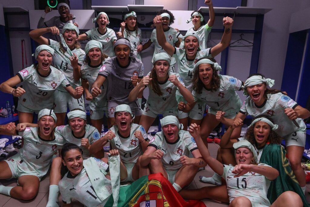 Portugal hace historia. Las jugadoras celebran el pase a semifinales.