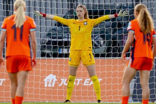 Portugal hace historia. Danae Van der Vliet se prepara para el lanzamiento de Marta Gago desde el punto de penalti.