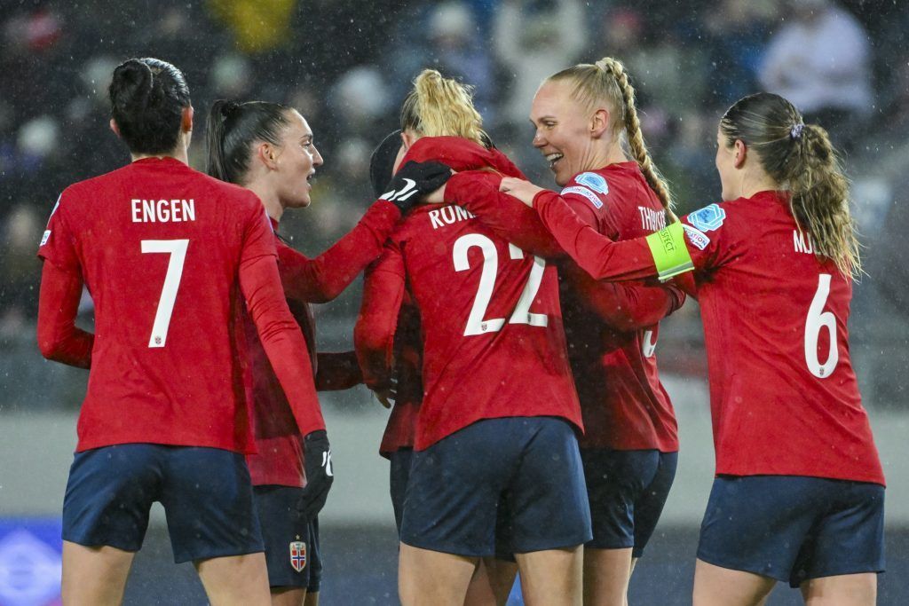 Sin sorpresas en la segunda ronda (Playoffs UWNL: Vuelta). Las jugadoras de Noruega celebran uno de los goles.