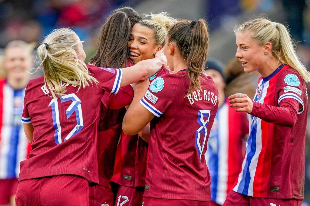Goleadas y sorpresas para ponerse rumbo a la Euro (Grupo A: jornada 1). Las jugadoras noruegas abrazan a Celin Bizet tras anotar su gol.