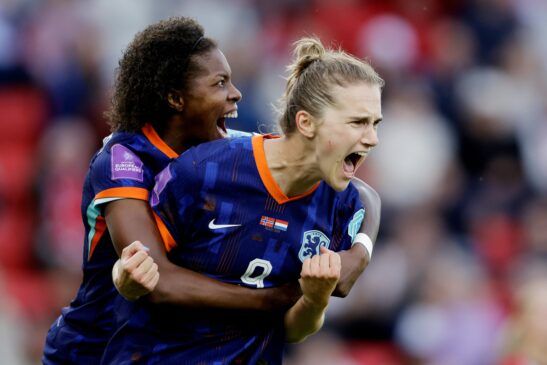 Inglaterra, Italia y Países Bajos logran el pase (Grupo A: jornada 6). Lyneth Beerensteyn abraza a Vivianne Miedema tras anotar el tanto del empate.