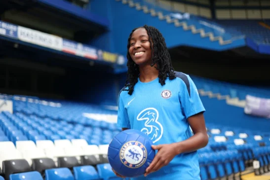 Jean-François y el desembarco francés en el Chelsea. La jugadora posa en el césped de Stamford Bridge sosteniendo un balón del Chelsea.