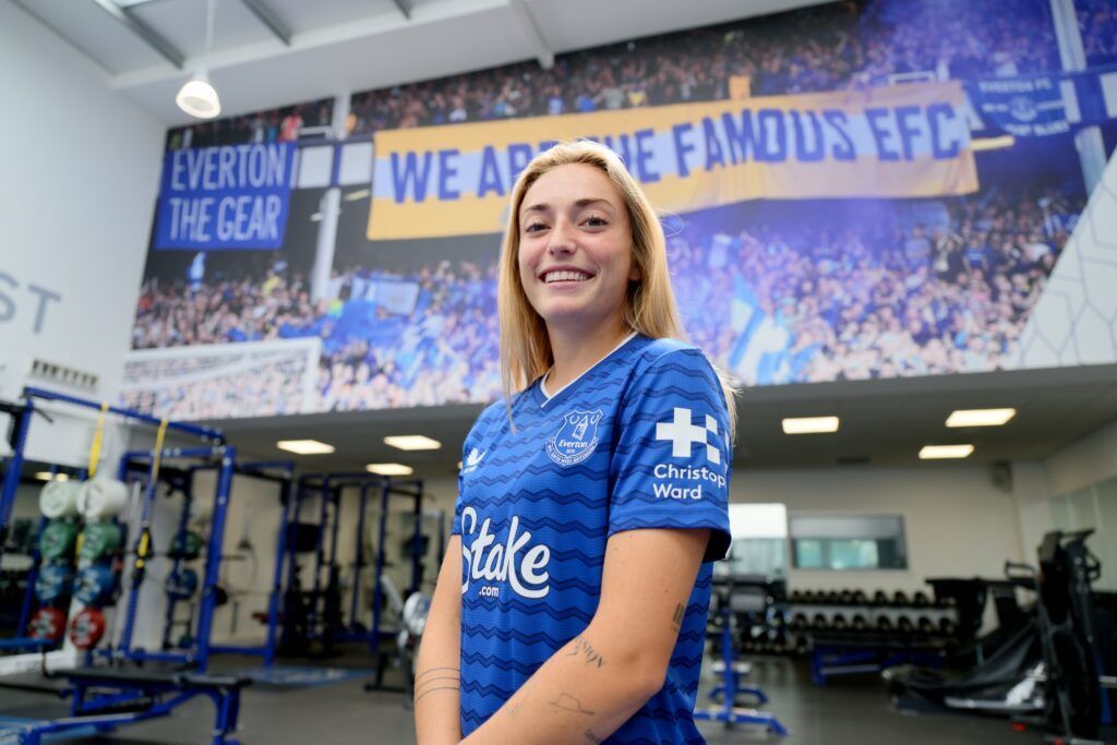 El Everton ficha a Ornella Vignola. La jugadora posa en las instalaciones de su nuevo equipo.