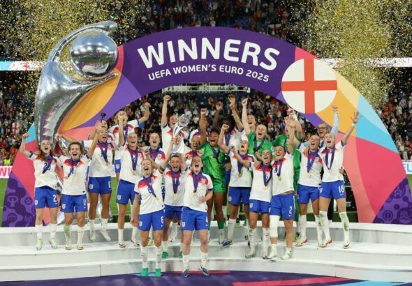 Inglaterra revalida su título