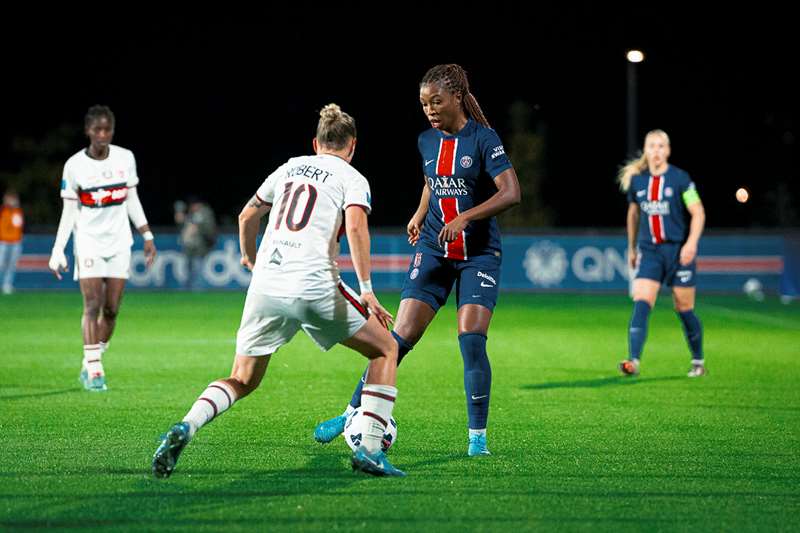 El PSG adelanta al Lyon y se convierte en líder de la Liga Francesa (D1 Arkema: jornada 5). Geyoro trata de irse de una jugadora del Fleury.