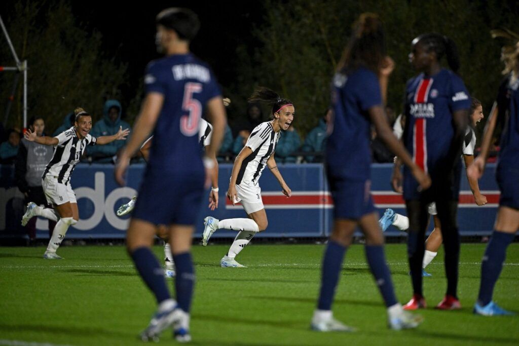 El PSG se queda fuera de la fase de grupos. Jugadoras de la Juve celebran el pase ante el abatimiento de las parisinas.