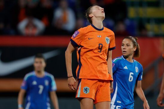 Francia, Islandia y Dinamarca logran el pase (Grupo A: jornada 5). Vivianne MIedema se lamenta tras una ocasión perdida.