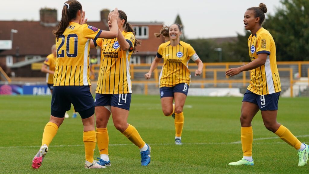 Bruna Vilamala le da los tres puntos al Brighton. La jugadora celebra el tanto chocando ambas manos con Fran Kirby mientras Vicky Losada, al fondo, y Nikita Parris, a la derecha, corren a felicitarla.