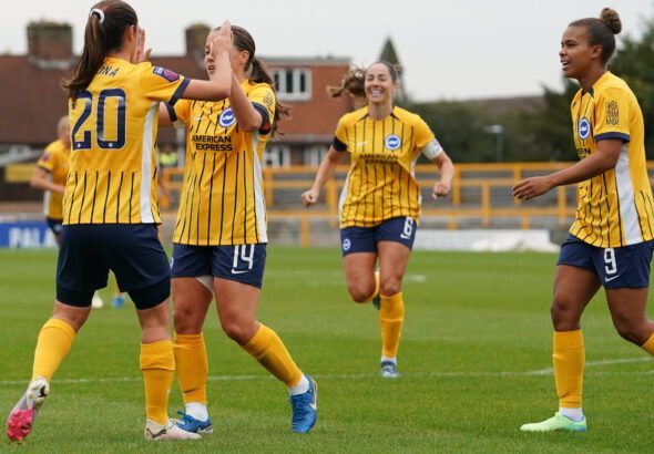 Bruna Vilamala le da los tres puntos al Brighton. La jugadora celebra el tanto chocando ambas manos con Fran Kirby mientras Vicky Losada, al fondo, y Nikita Parris, a la derecha, corren a felicitarla.
