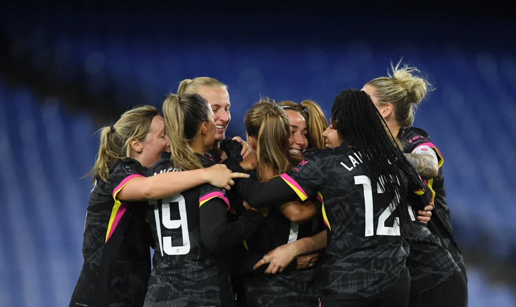 Las blues, sin piedad ante el Palace. Las jugadoras del Chelsea abrazan a Lucy Bronze tras anotar su primer gol para las blues.