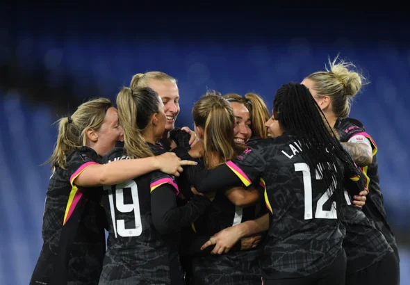 Las blues, sin piedad ante el Palace. Las jugadoras del Chelsea abrazan a Lucy Bronze tras anotar su primer gol para las blues.