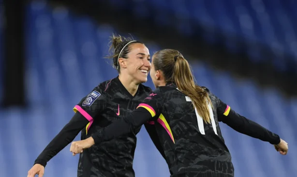 Las blues, sin piedad ante el Palace. Guro Reiten corre a abrazar a Luzy Bronze tras anotar el segundo gol de la noche.