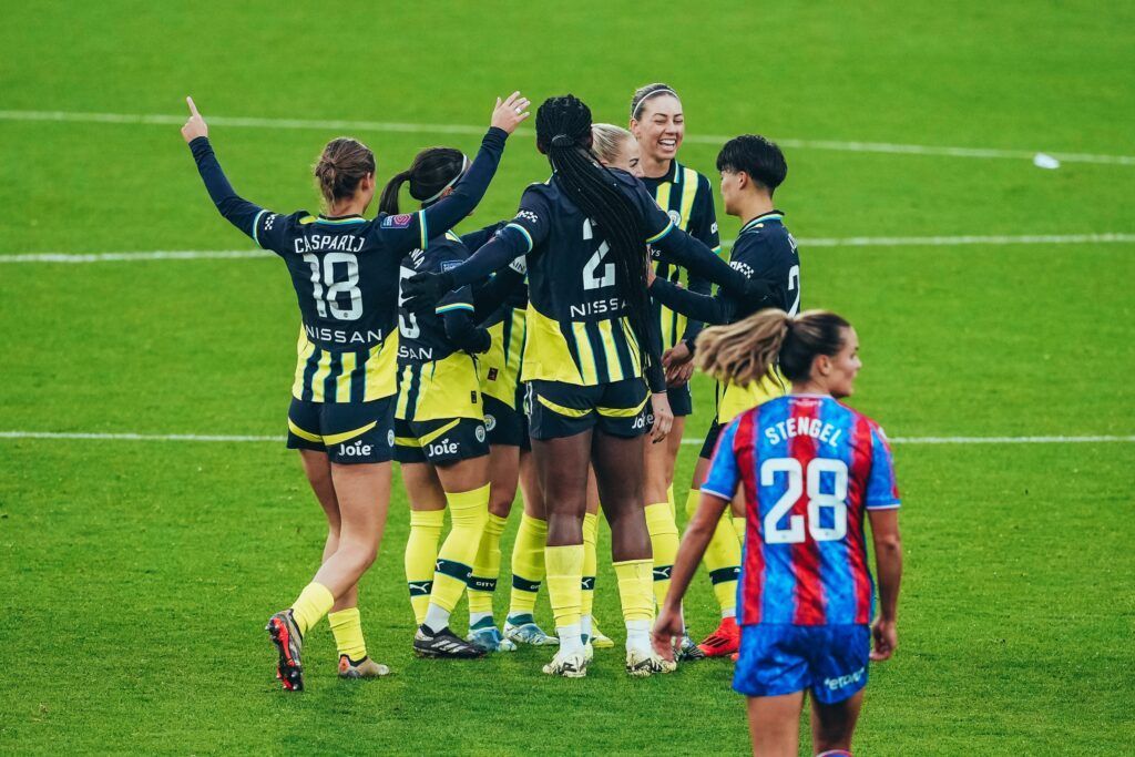 Las citizens sellan con victoria su partido 200. Las jugadoras del Manchester City celebran el gol de Jess Park.