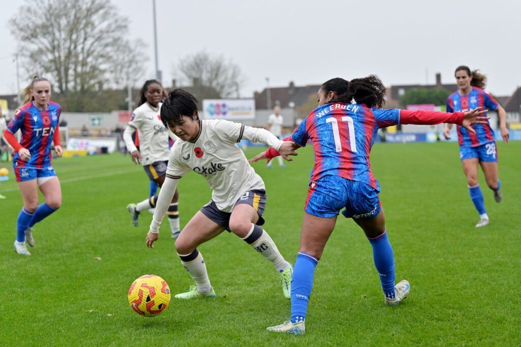 El Palace empató ante un obstinado Everton. Honoka Hayashi trata de irse con el balón de Ashleigh Van Weerden.